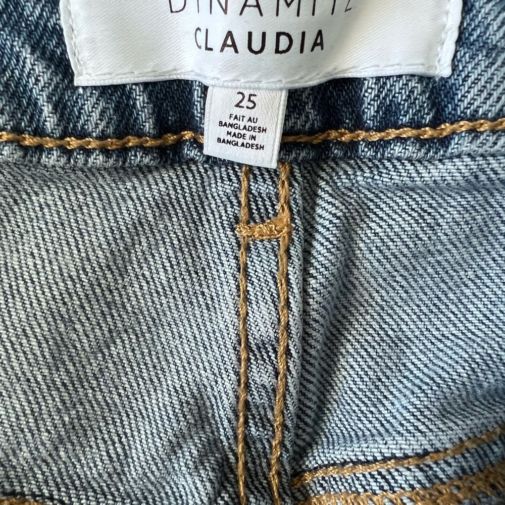 High wasted mom jeans, perfect condition only worn a few times.